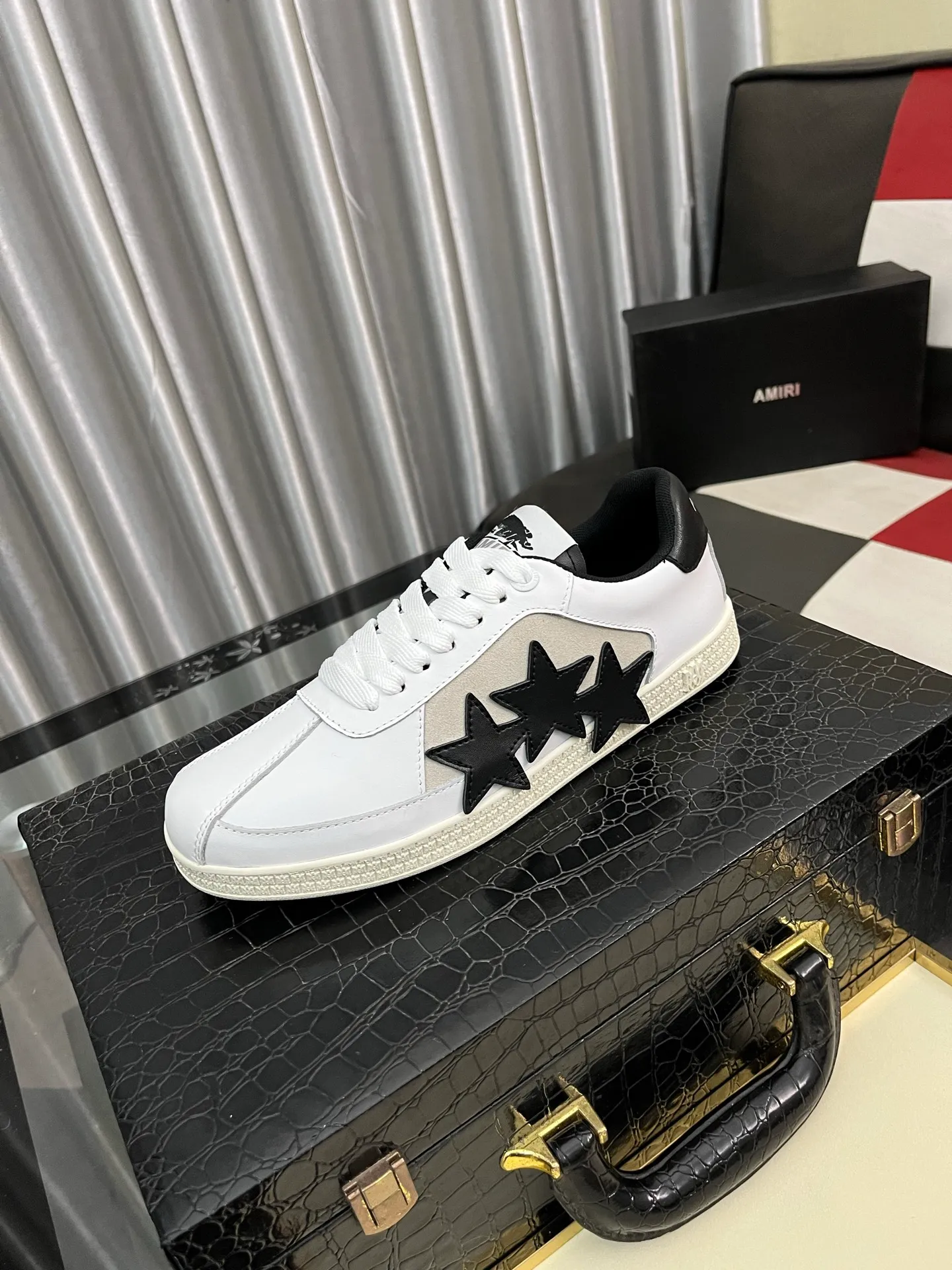 Men's shoes 💰420⌚️⌚️《AMIR*》New men's low-top casual sports sneakers bone shoes, another pair of irresistible bone shoes. Bone shoes are one of AMIRI's most popular items. They use first-layer cowhide uppers. The side bones are made of two cowhide laminations. They have a three-dimensional feel. The leather incisions are all oil-edged. Contrasting color design. Simple style. Fashionable sports. Customized metal LOGO nameplate to embellish shoelaces. Exclusive control of top version. Supports comparison. Breathable mesh lining Original rubber outsole A must-have item for daily leisure Suitable for various occasions Check it out if you pursue high quality Super cool uppers Size: 38-446️⃣ Colors available